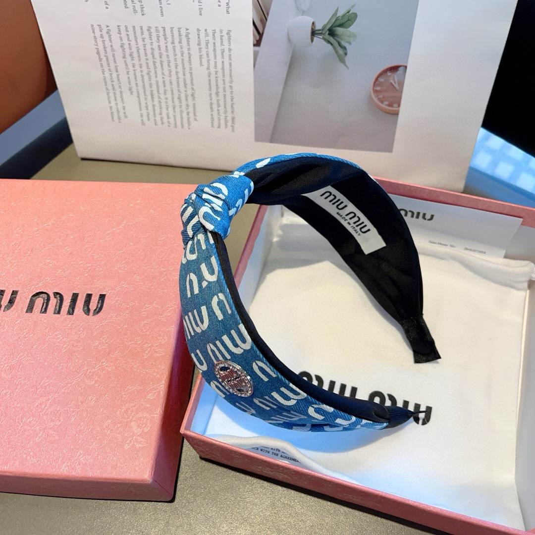 配包装
MIUMIU（缪缪）新款甜美字母手工制作牛仔布发箍，少女感简约百搭头箍、潮女必备品，超级的高大上