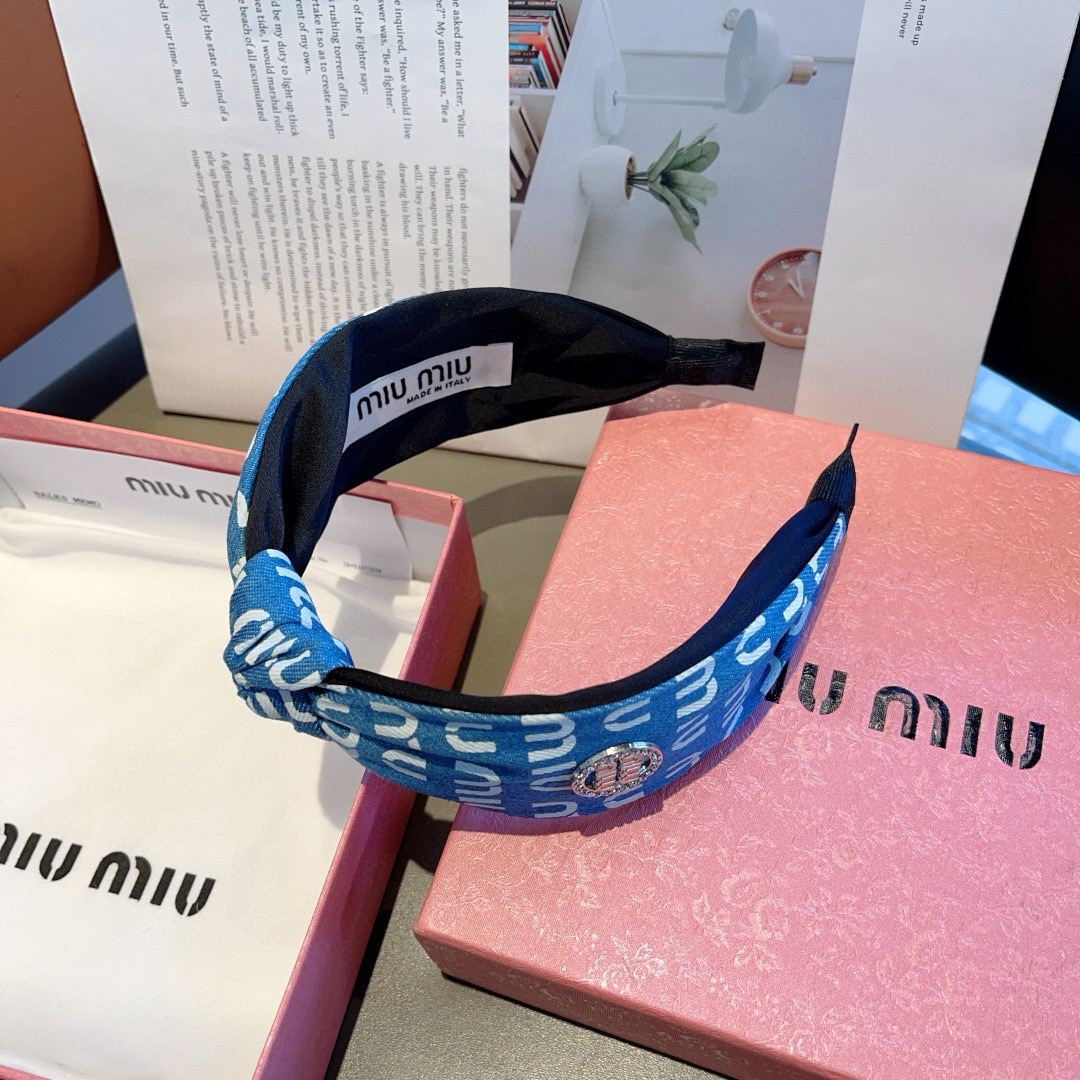 配包装
MIUMIU（缪缪）新款甜美字母手工制作牛仔布发箍，少女感简约百搭头箍、潮女必备品，超级的高大上