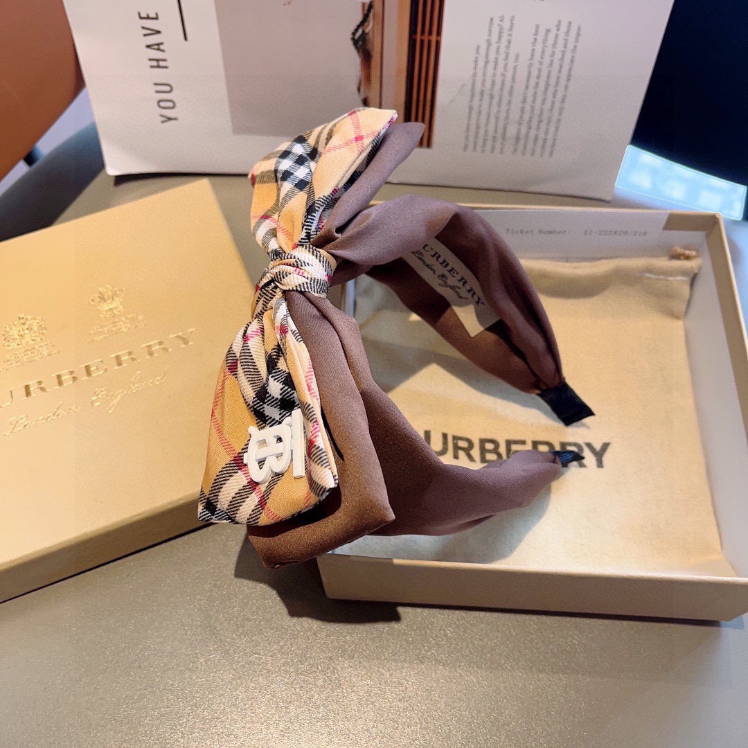 配包装
巴宝莉BURBERRY 新款高版本蝴蝶结发箍，客供面料 🎀细节全部实拍！非常耐看又百搭、适合各种