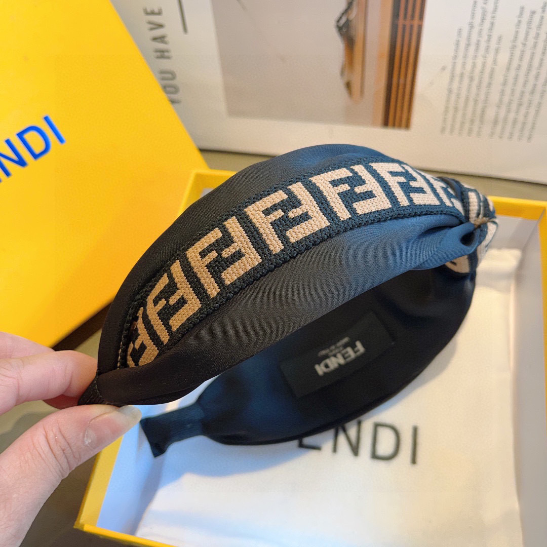 配包装
FENDI 芬迪 火爆新款双F发箍，宽版原单头箍， 简约百搭，潮女必备品，超级的高大上！
