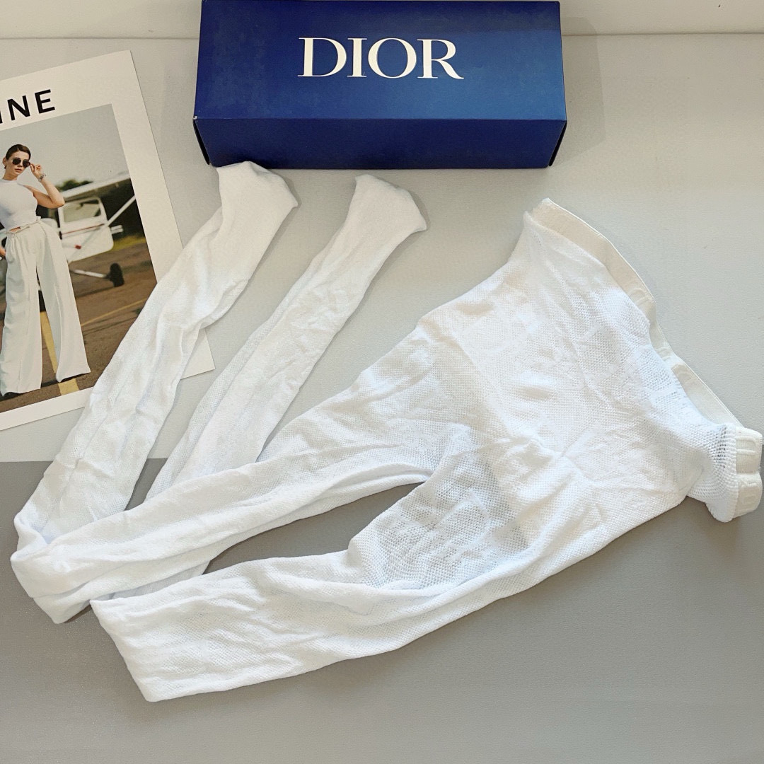 配包装（一盒1双）
Dior 迪奥 爆款大D字母网袜 连裤袜（腰头带logo）超火欧美大牌丝袜。潮人秋冬