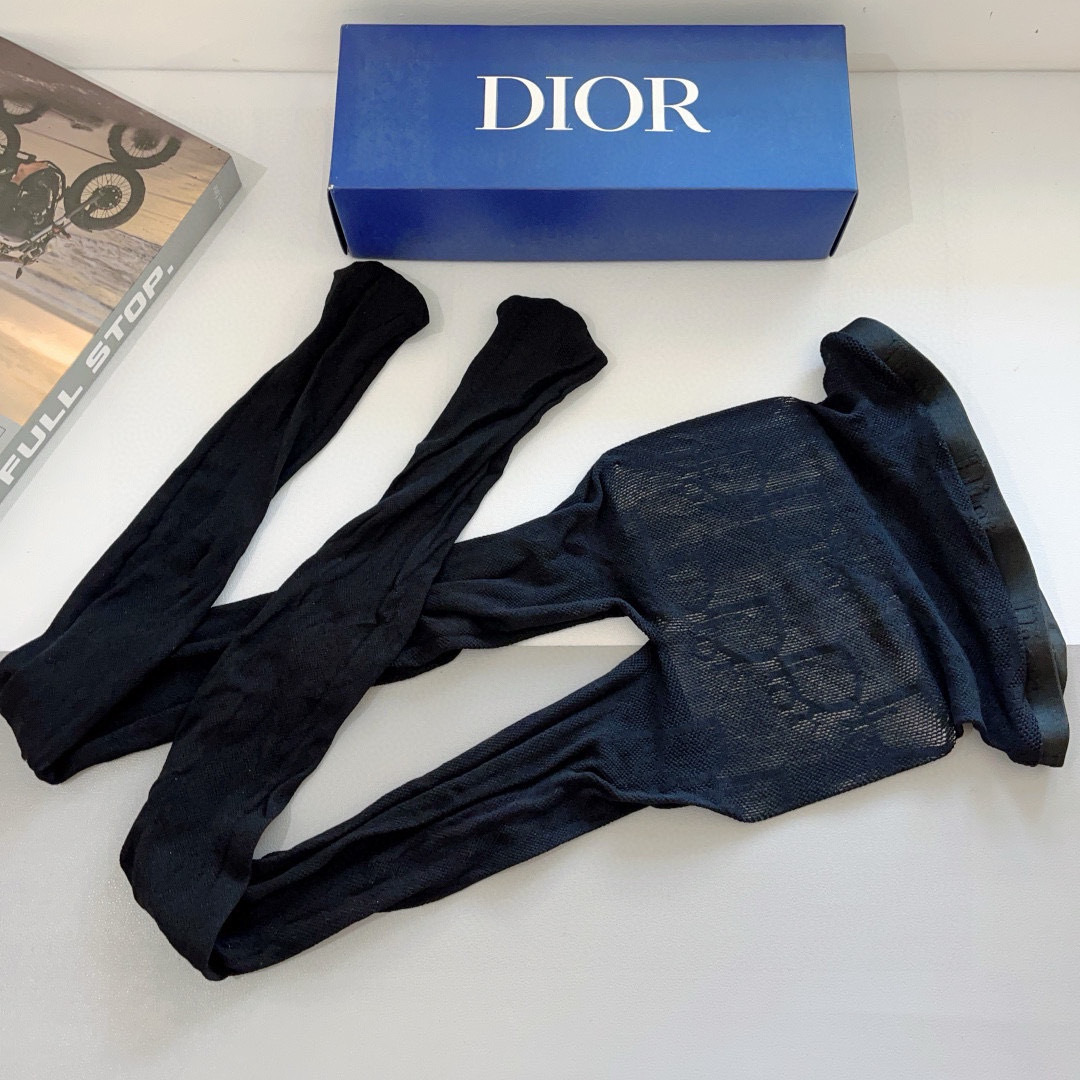 配包装（一盒1双）
Dior 迪奥 爆款大D字母网袜 连裤袜（腰头带logo）超火欧美大牌丝袜。潮人秋冬