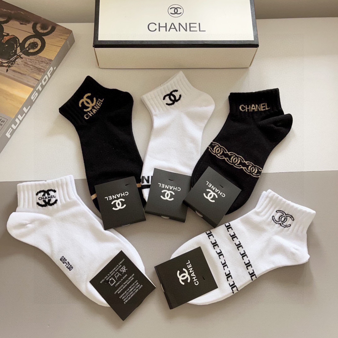 配包装（一盒5双）
CHANEL 香奈儿经典短款袜子❗️高版本纯棉材质柔软，秒杀市场普通货，经典的双C图