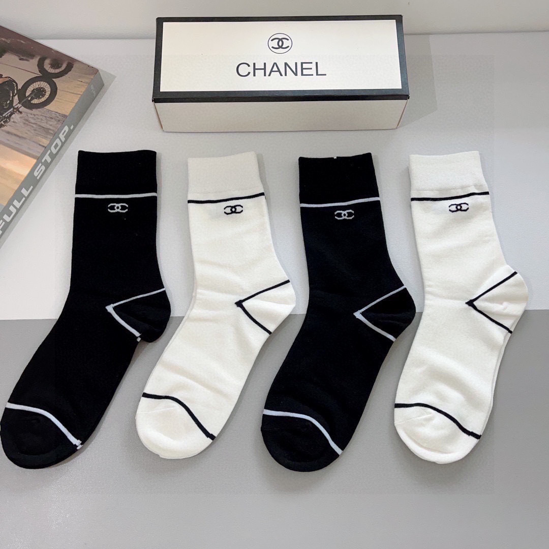 配包装（一盒4双）
CHANEL 香奈儿经典袜子❗️高版本纯棉材质柔软，秒杀市场普通货，经典的双C图案l