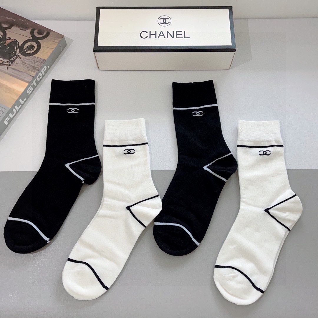 配包装（一盒4双）
CHANEL 香奈儿经典袜子❗️高版本纯棉材质柔软，秒杀市场普通货，经典的双C图案l