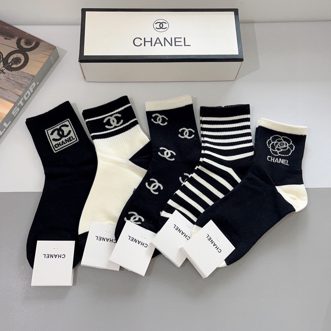 配包装（一盒5双）
CHANEL 香奈儿经典中筒袜子❗️高版本纯棉材质柔软，秒杀市场普通货，经典的双C图