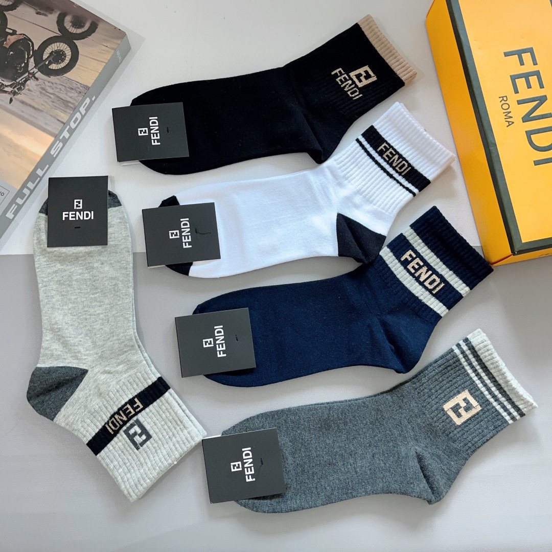 配包装（一盒5双）
 FENDI 芬迪新款中筒男款袜子，纯棉面料，潮人必备 ，经典双Flogo 个性时尚