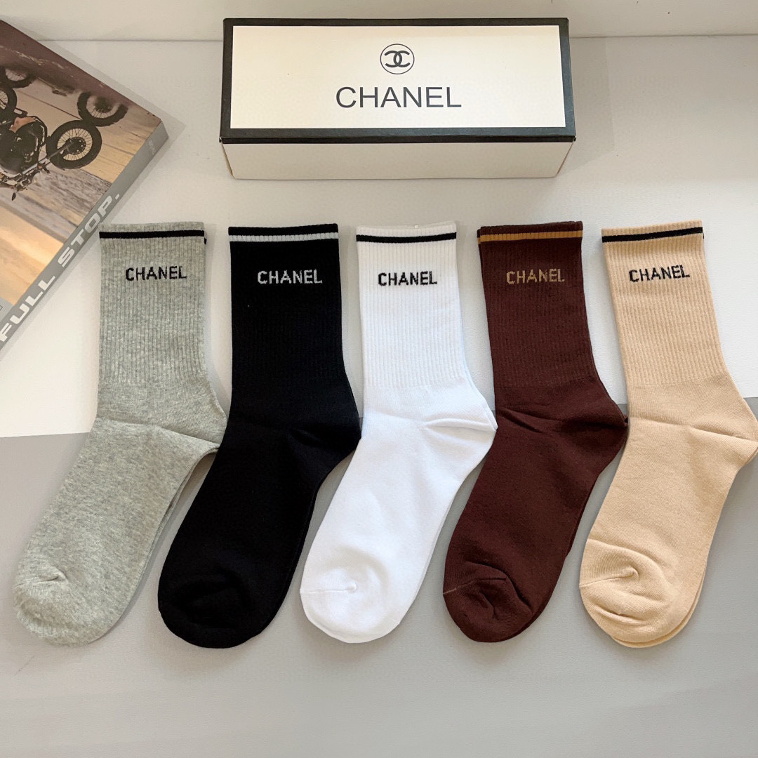 配包装（一盒5双）
CHANEL 香奈儿经典长筒袜子❗️高版本纯棉材质柔软，秒杀市场普通货，经典的双C图