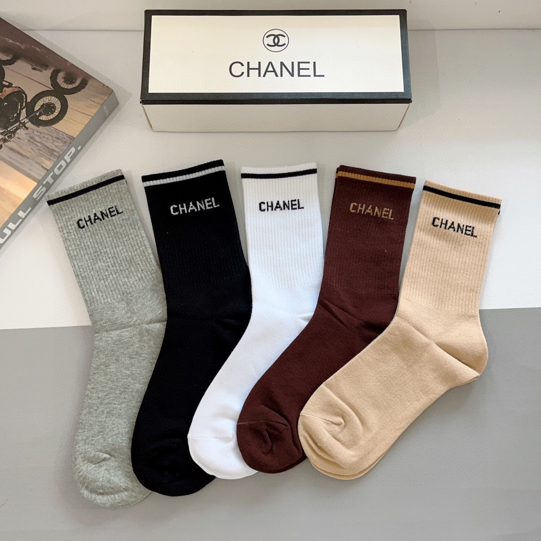 配包装（一盒5双）
CHANEL 香奈儿经典长筒袜子❗️高版本纯棉材质柔软，秒杀市场普通货，经典的双C图