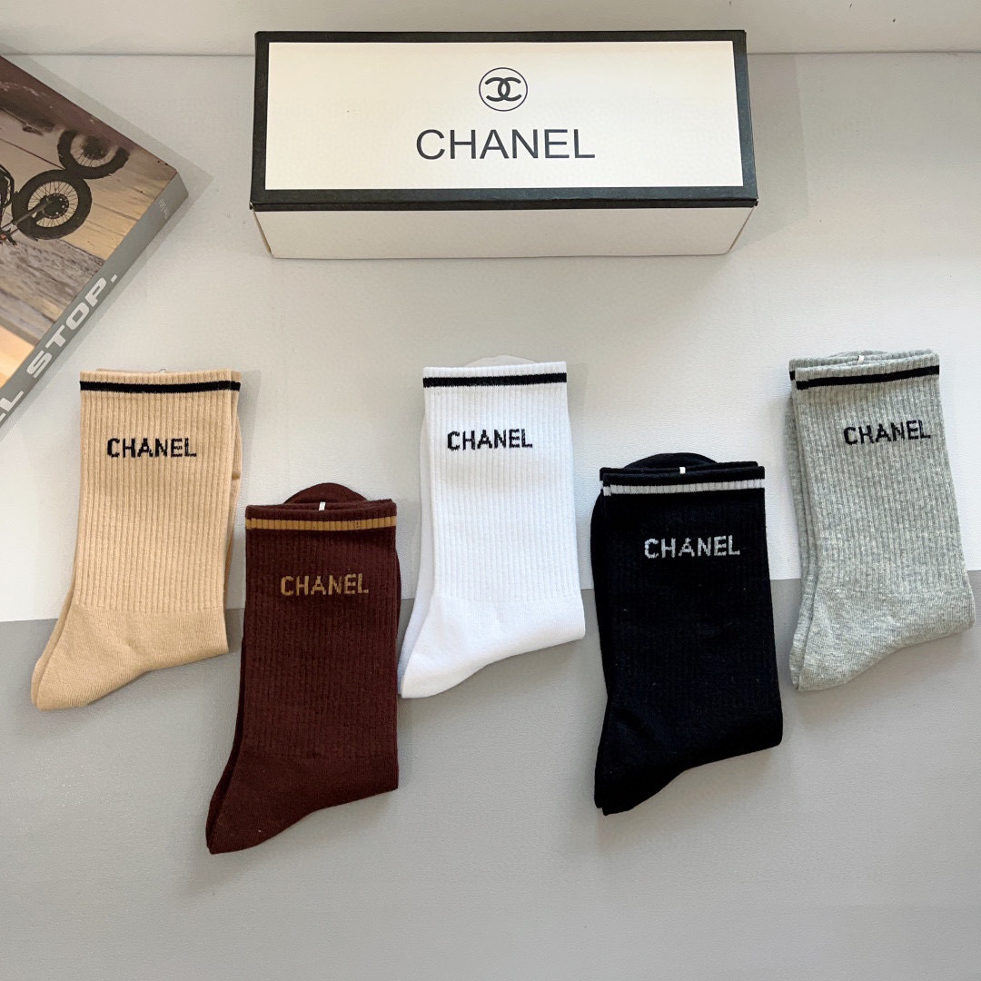 配包装（一盒5双）
CHANEL 香奈儿经典长筒袜子❗️高版本纯棉材质柔软，秒杀市场普通货，经典的双C图