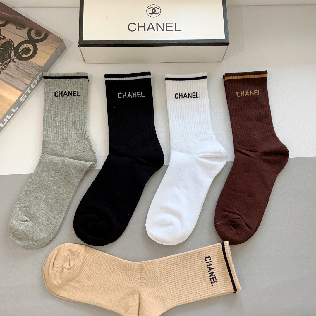 配包装（一盒5双）
CHANEL 香奈儿经典长筒袜子❗️高版本纯棉材质柔软，秒杀市场普通货，经典的双C图