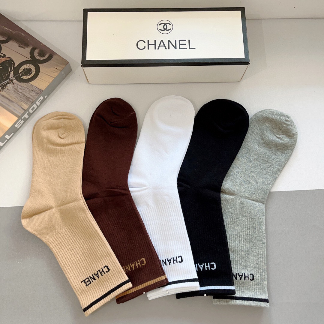 配包装（一盒5双）
CHANEL 香奈儿经典长筒袜子❗️高版本纯棉材质柔软，秒杀市场普通货，经典的双C图