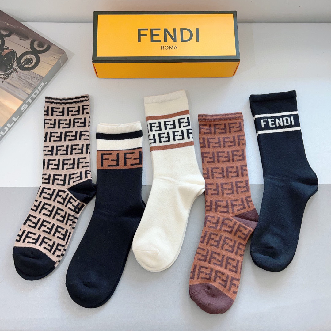 配包装（一盒5双）
FENDI 芬迪 经典长筒袜子❗️高版本兔绒材质 ，经典双F图案logo，专柜同步袜