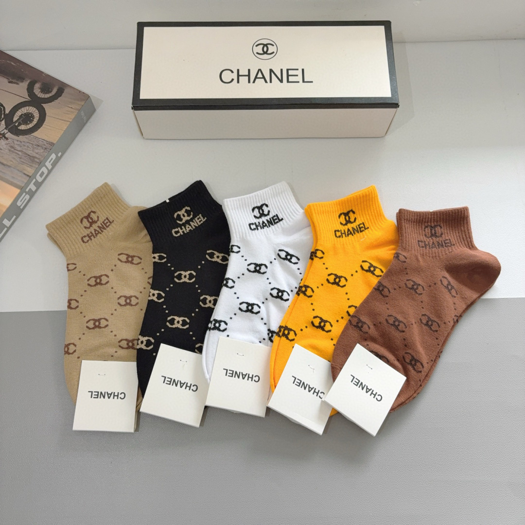 配包装（一盒5双）
CHANEL 香奈儿经典袜子❗️高版本纯棉材质柔软，秒杀市场普通货，经典的双C图案l