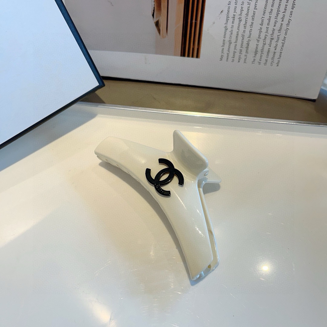 配包装
CHANEL（香奈儿）新款手工网红抓夹，高级感字母简约复古发夹原单货，潮流时尚百搭款！