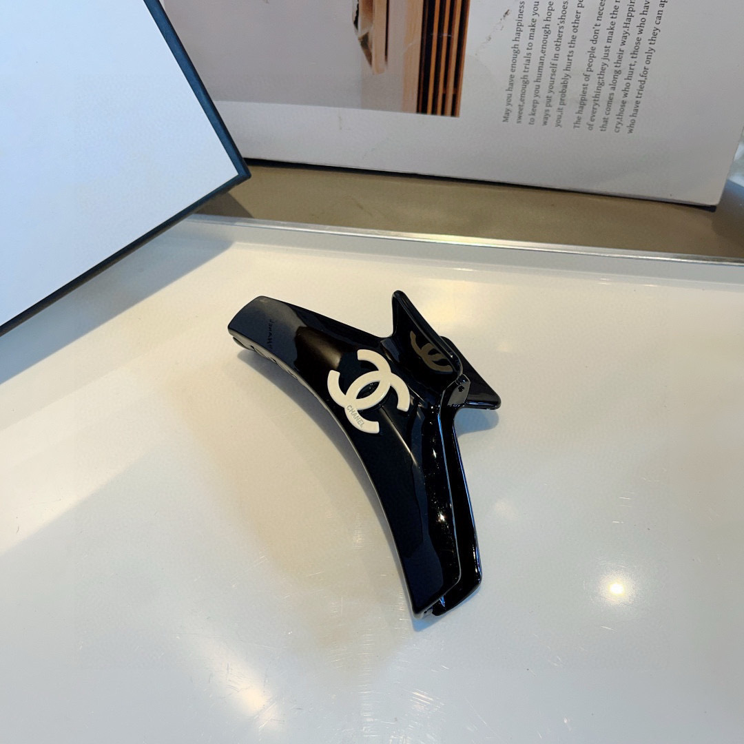配包装
CHANEL（香奈儿）新款手工网红抓夹，高级感字母简约复古发夹原单货，潮流时尚百搭款！