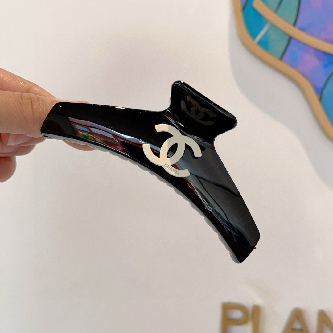 配包装
CHANEL（香奈儿）新款手工网红抓夹，高级感字母简约复古发夹原单货，潮流时尚百搭款！