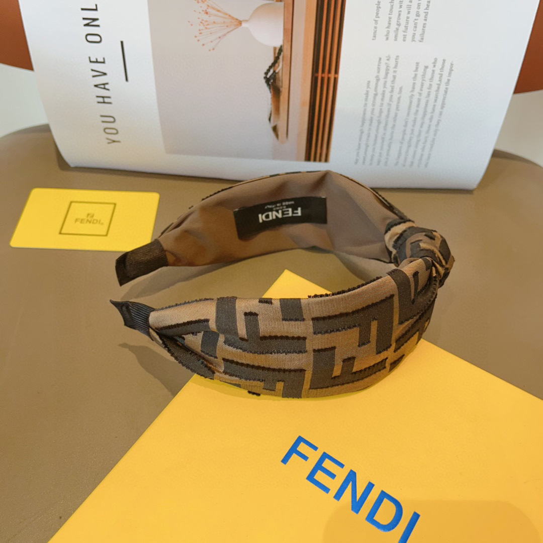 配包装
FENDI 芬迪 火爆新款发箍，复古头箍，简约百搭，潮女必备品，超级的高大上！