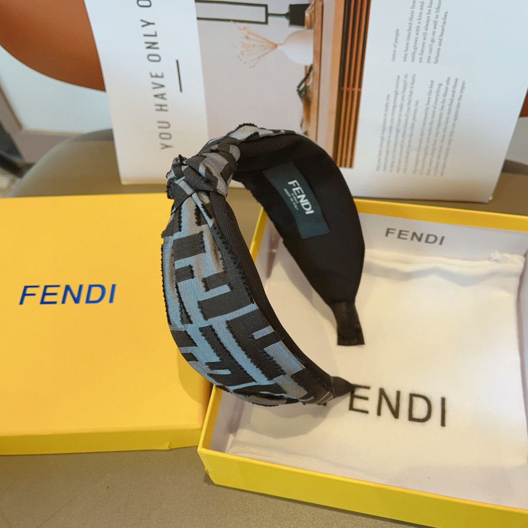 配包装
FENDI 芬迪 火爆新款发箍，复古头箍，简约百搭，潮女必备品，超级的高大上！