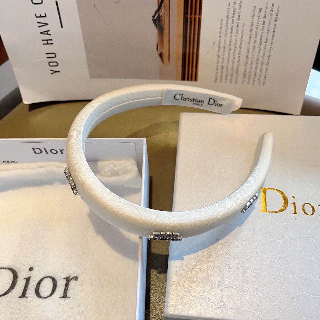 配包装
Dior（迪奥） 火爆新款窄版发箍,专柜品质头箍  让你的魅力绽放 清新淑女范让时尚更简单。