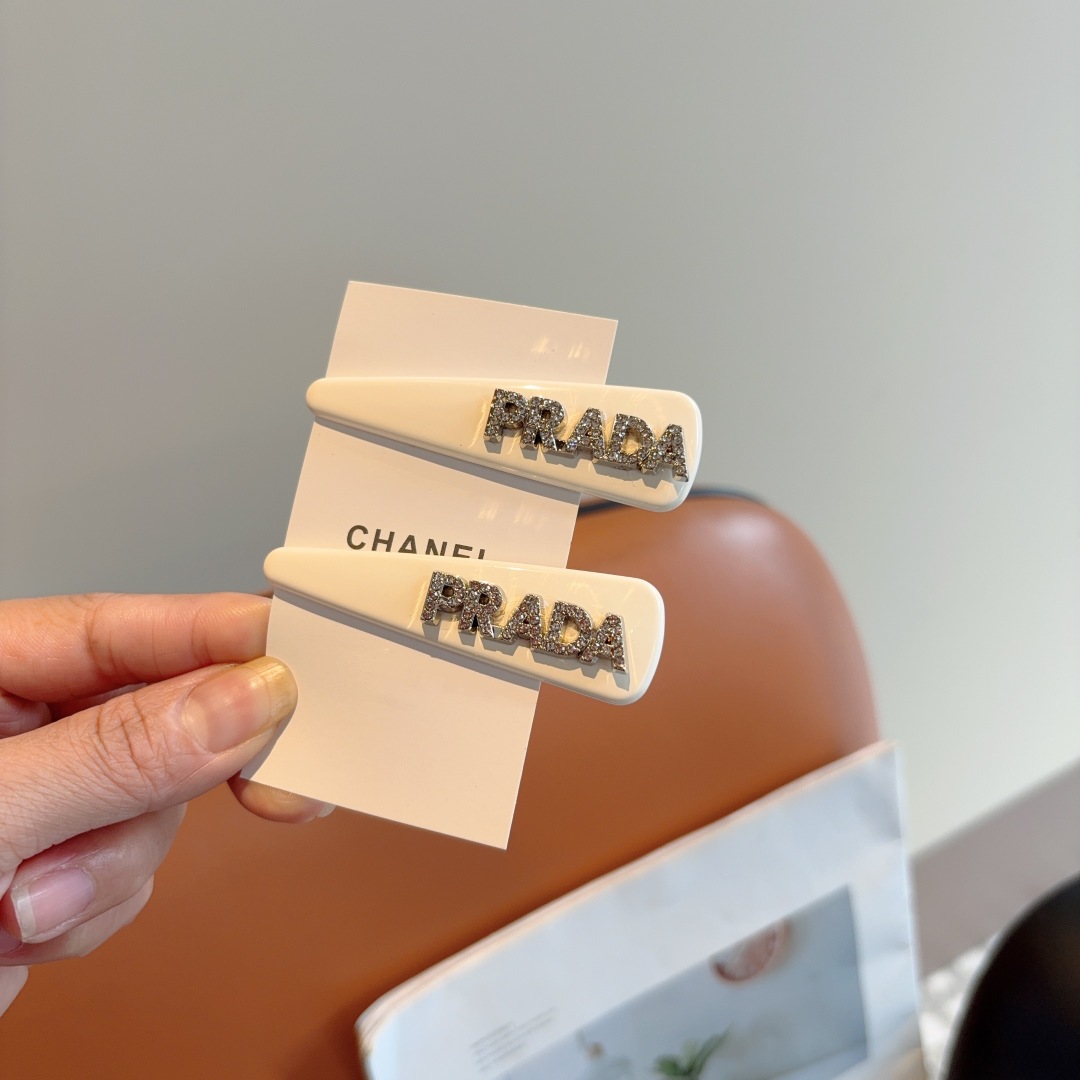 配包装 （一对）
PRADA （普拉达） 高端新款发夹BB夹、经典字母logo边夹刘海夹发饰， 高级感日