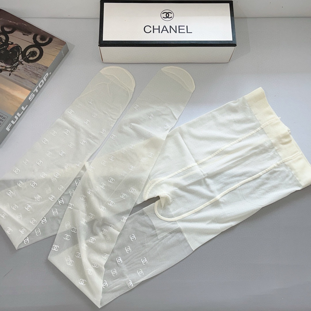配包装【一盒1双】
🌟CHANEL 香奈儿  爆款经典胶印小logo字母连裤袜！好看到爆炸 ，欧美大牌丝