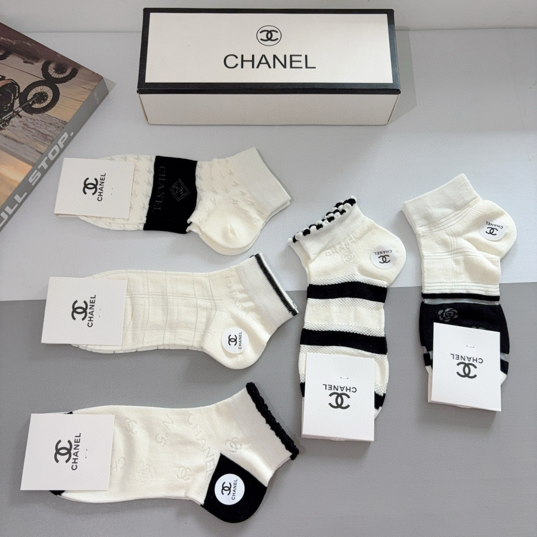 配包装（一盒5双）
CHANEL 香奈儿经典袜子❗️高版本竹棉材质柔软，秒杀市场普通货，经典的双C图案l