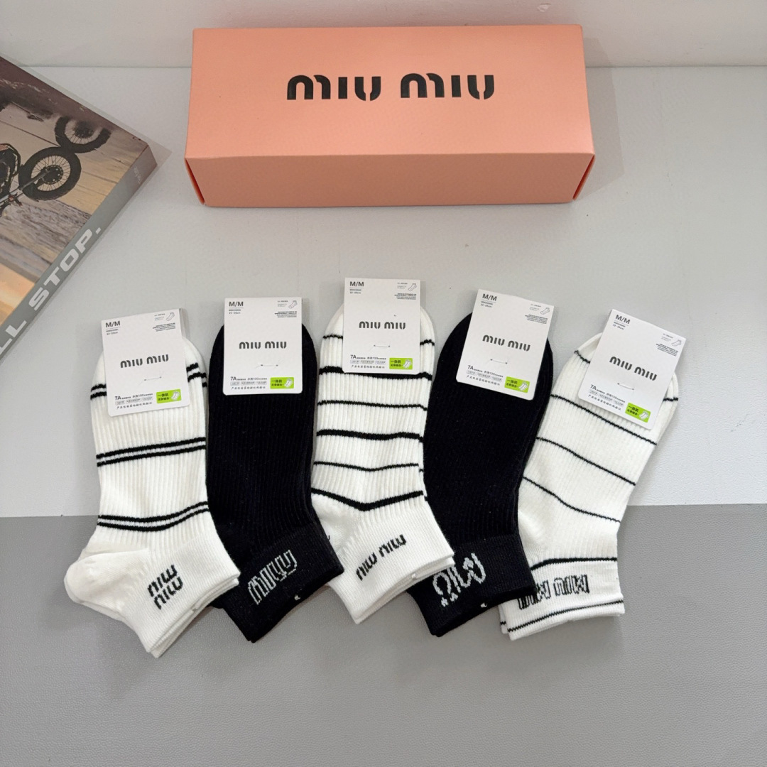 配包装【一盒5双】
miumiu · 缪缪 新款网红袜子❗️短筒船袜。纯棉材质，轻薄柔软透气，四季通用，