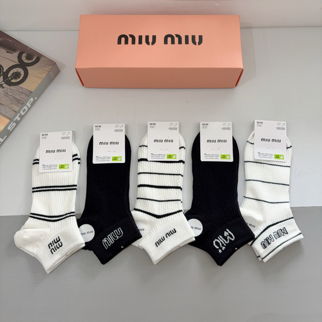 配包装【一盒5双】
miumiu · 缪缪 新款网红袜子❗️短筒船袜。纯棉材质，轻薄柔软透气，四季通用，