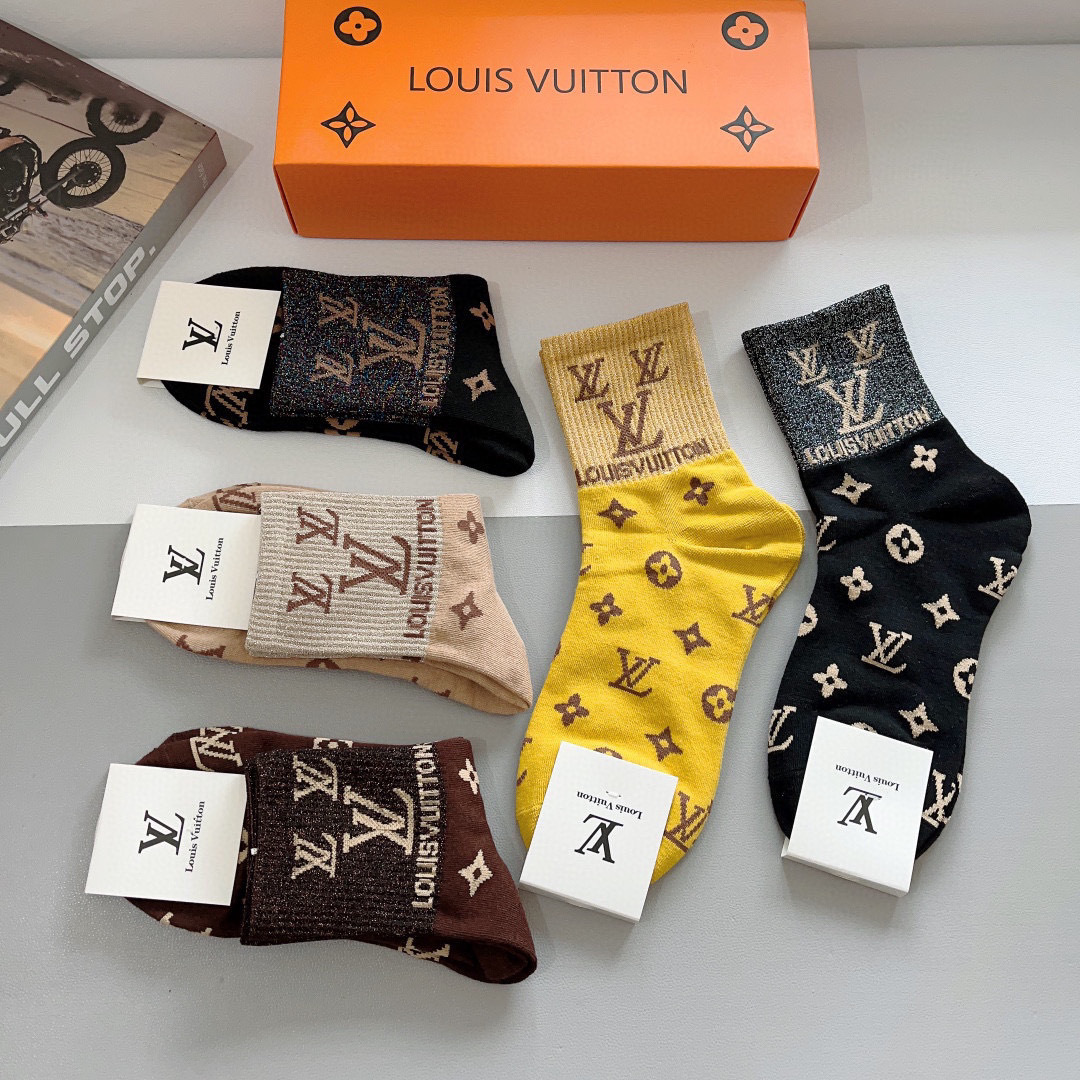 配包装（一盒5双）
 🌟 LV 路易威登 超火爆小单品，竹棉面料，潮人必备 爆款，经典字母logo中筒袜