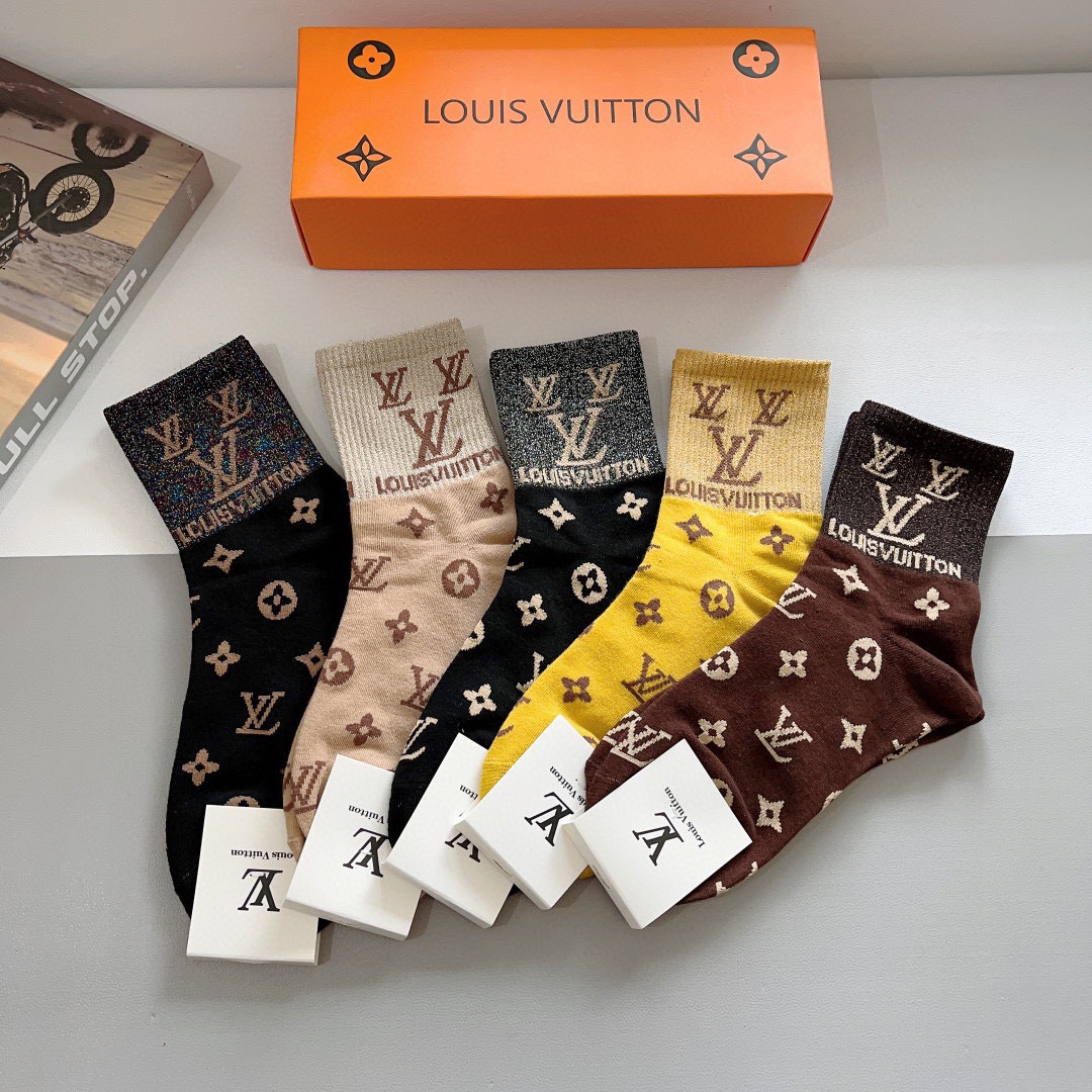 配包装（一盒5双）
 🌟 LV 路易威登 超火爆小单品，竹棉面料，潮人必备 爆款，经典字母logo中筒袜