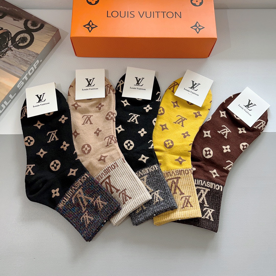 配包装（一盒5双）
 🌟 LV 路易威登 超火爆小单品，竹棉面料，潮人必备 爆款，经典字母logo中筒袜