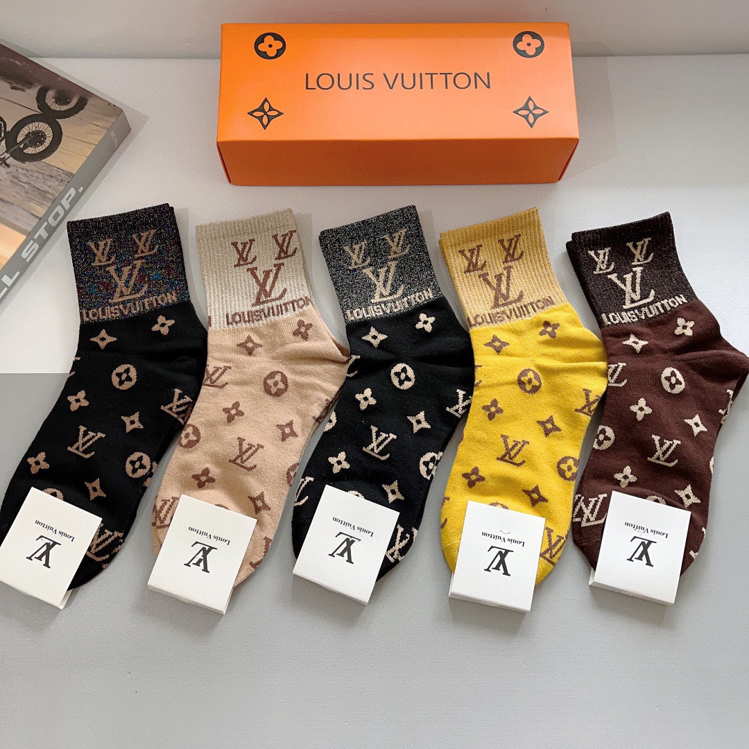 配包装（一盒5双）
 🌟 LV 路易威登 超火爆小单品，竹棉面料，潮人必备 爆款，经典字母logo中筒袜