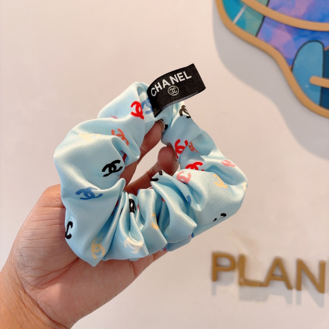 配包装
CHANEL（香奈儿）网红新款发圈，精致肠圈皮筋，佩戴舒适无压力，造型搭配必备！非常时尚百搭！
