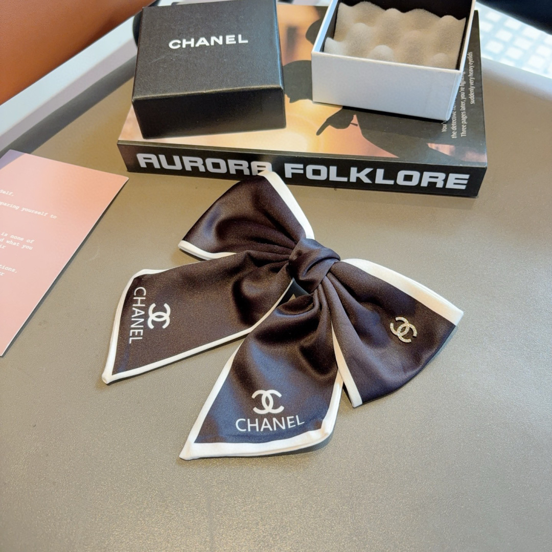 配包装
CHANEL （香奈儿）明星同款蝴蝶结发夹 弹弓夹 网红推荐款♥ 经典蝴蝶结头饰，超级百搭哦 让