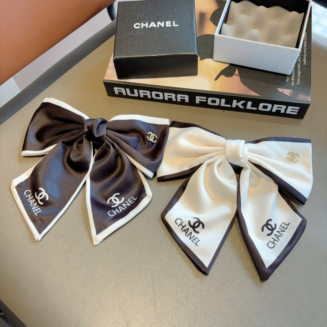 配包装
CHANEL （香奈儿）明星同款蝴蝶结发夹 弹弓夹 网红推荐款♥ 经典蝴蝶结头饰，超级百搭哦 让