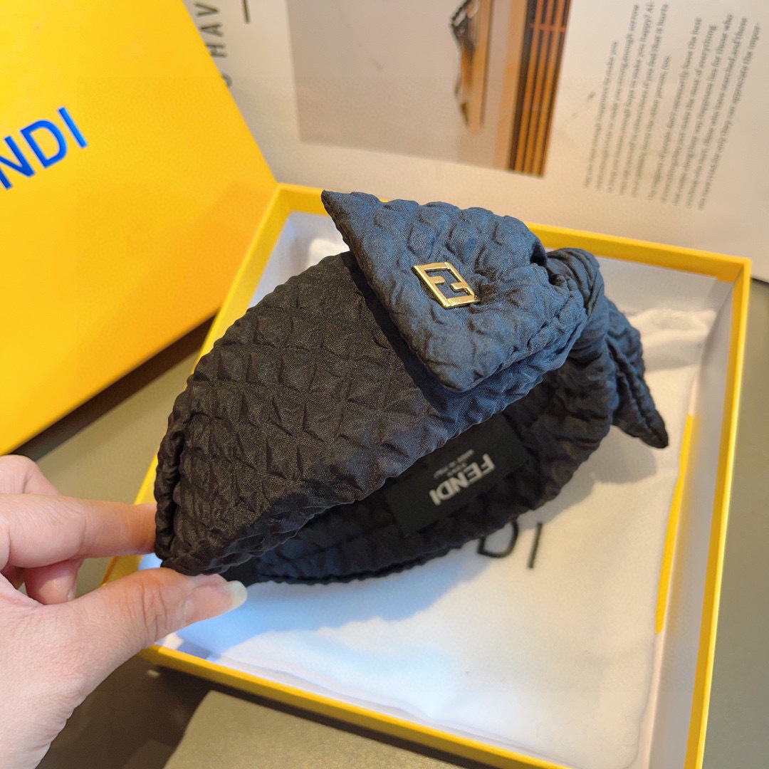 配包装
FENDI（芬迪）菱格蝴蝶结发箍 甜酷风头饰 
设计风格特别 用料精细 超级百搭！