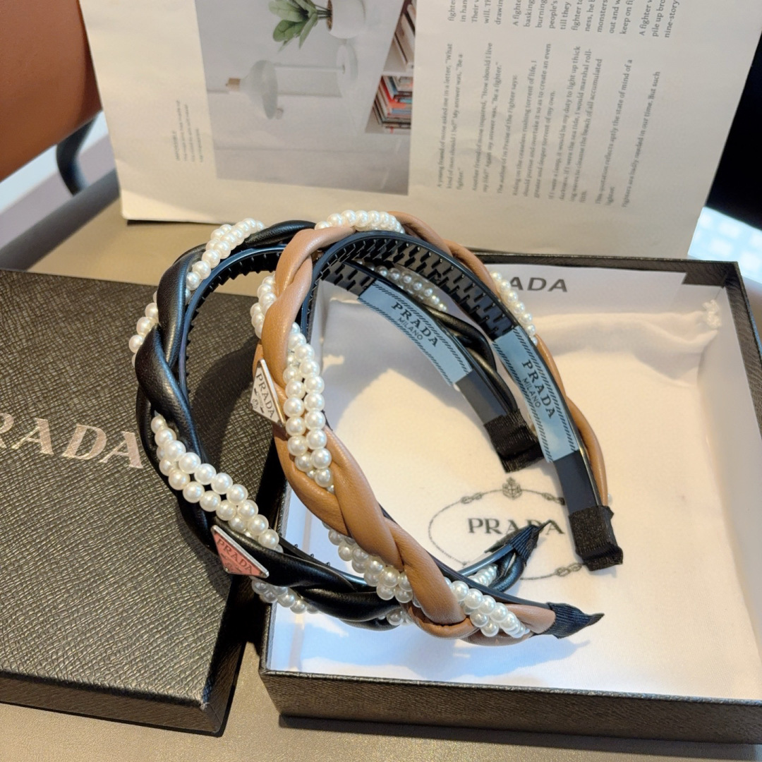 配包装
PRADA （普拉达） 新款潮流珍珠发箍。气质女神必备单品。非常百搭，时尚潮流， 戴上它满满的高