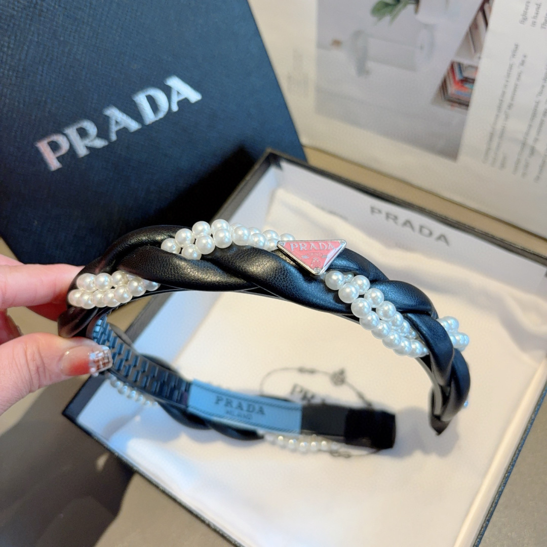 配包装
PRADA （普拉达） 新款潮流珍珠发箍。气质女神必备单品。非常百搭，时尚潮流， 戴上它满满的高