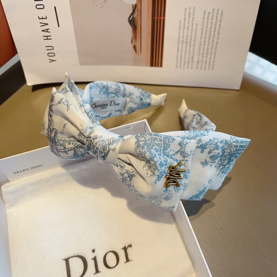 配包装
Dior（迪奥） 火爆新款蝴蝶结发箍,专柜原单货，让你的魅力绽放 清新淑女范让时尚更简单。