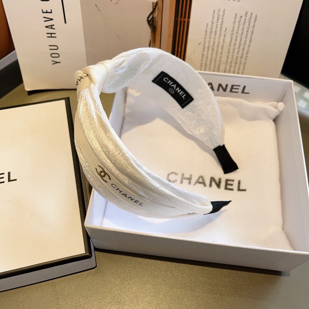 配包装
CHANEL（香奈儿）新款精美字母宽边发箍，复古网红爆款头箍 搭配高端材质，超精致，时尚高级感百
