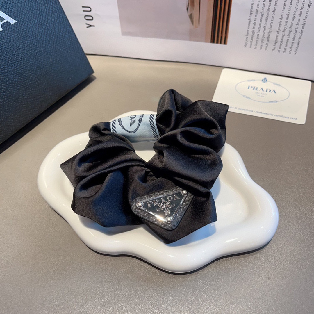 配包装
Prada （普拉达）进口大肠圈 倒三角铁标皮筋、真丝缎面名媛发绳头绳百搭款、细节全部实拍 特制