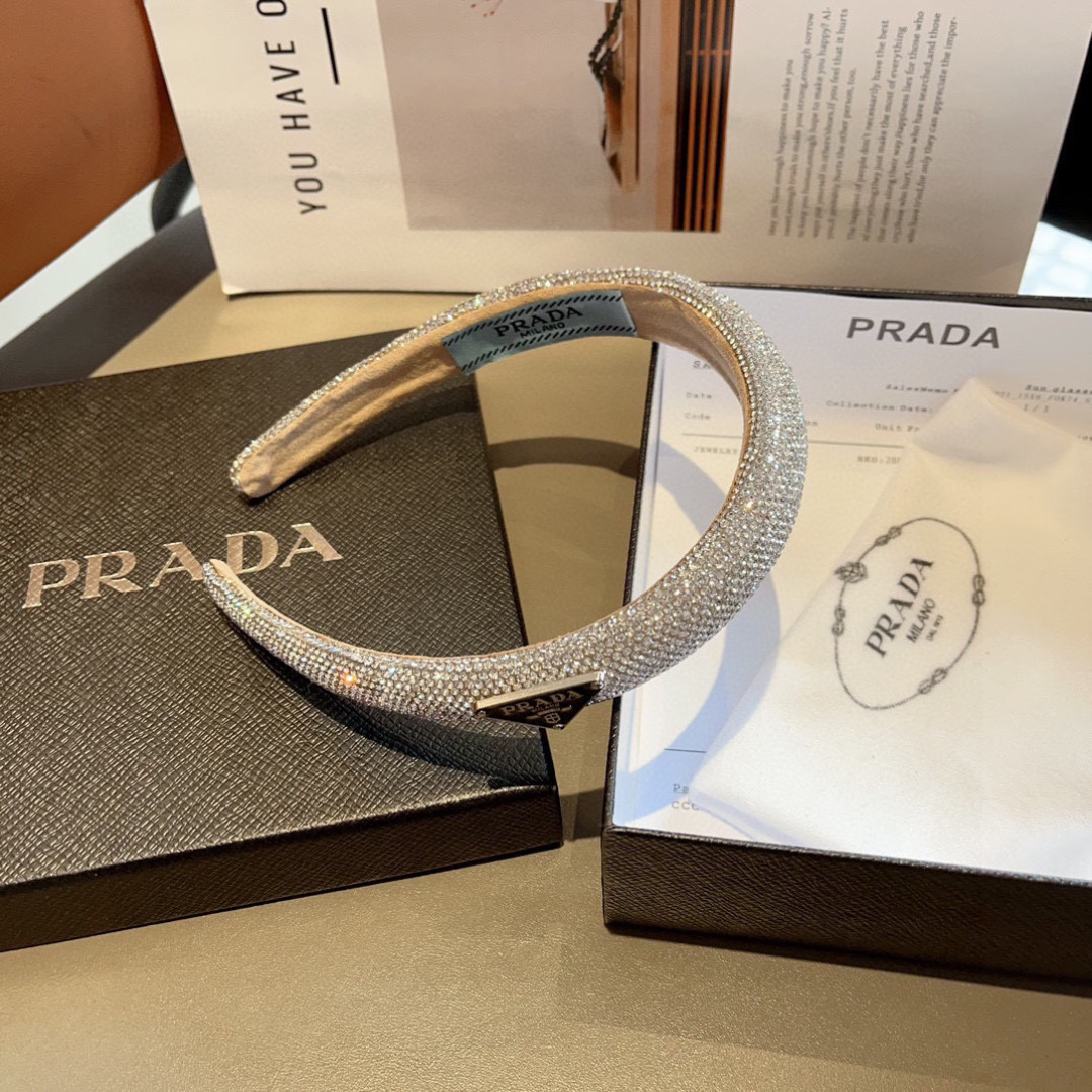 配包装
PRADA （普拉达） 欧美新款潮流色彩贴钻发箍，明星同款 女神必备单品，非常百搭，时尚潮流， 