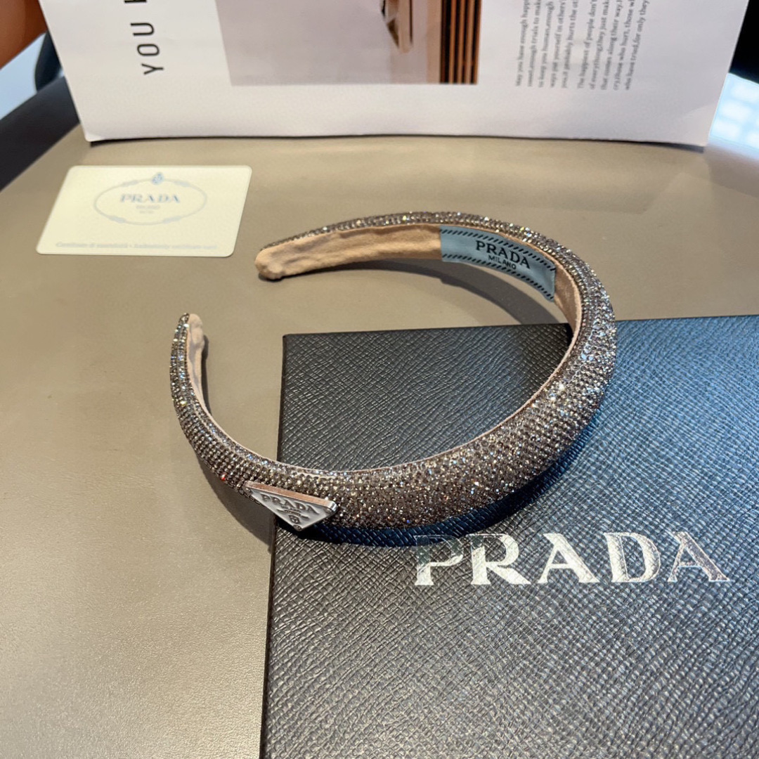 配包装
PRADA （普拉达） 欧美新款潮流色彩贴钻发箍，明星同款 女神必备单品，非常百搭，时尚潮流， 
