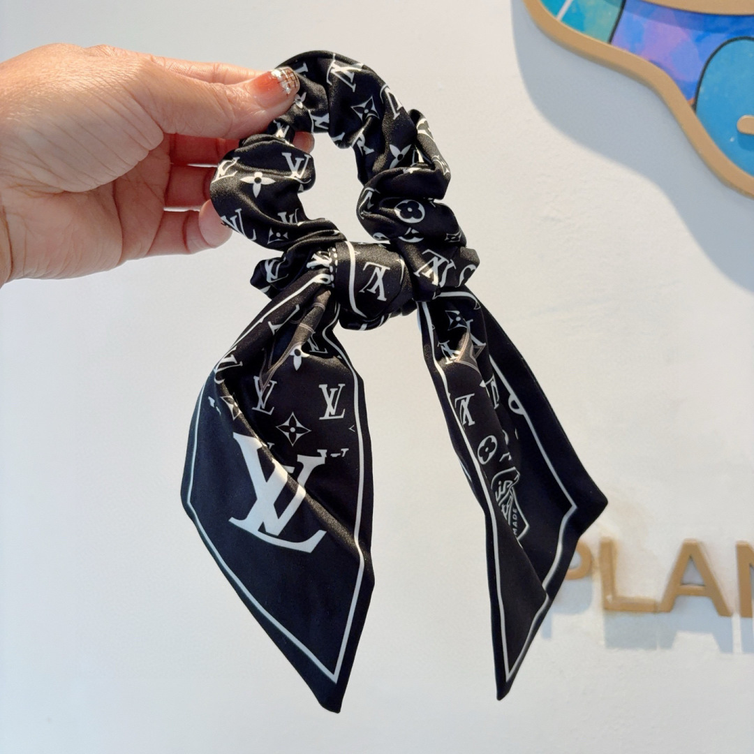配包装
LV （路易威登）字母飘带马尾发圈 蝴蝶结肠圈，高档韩版皮筋，经典花型设计， 高端大气，名媛范儿