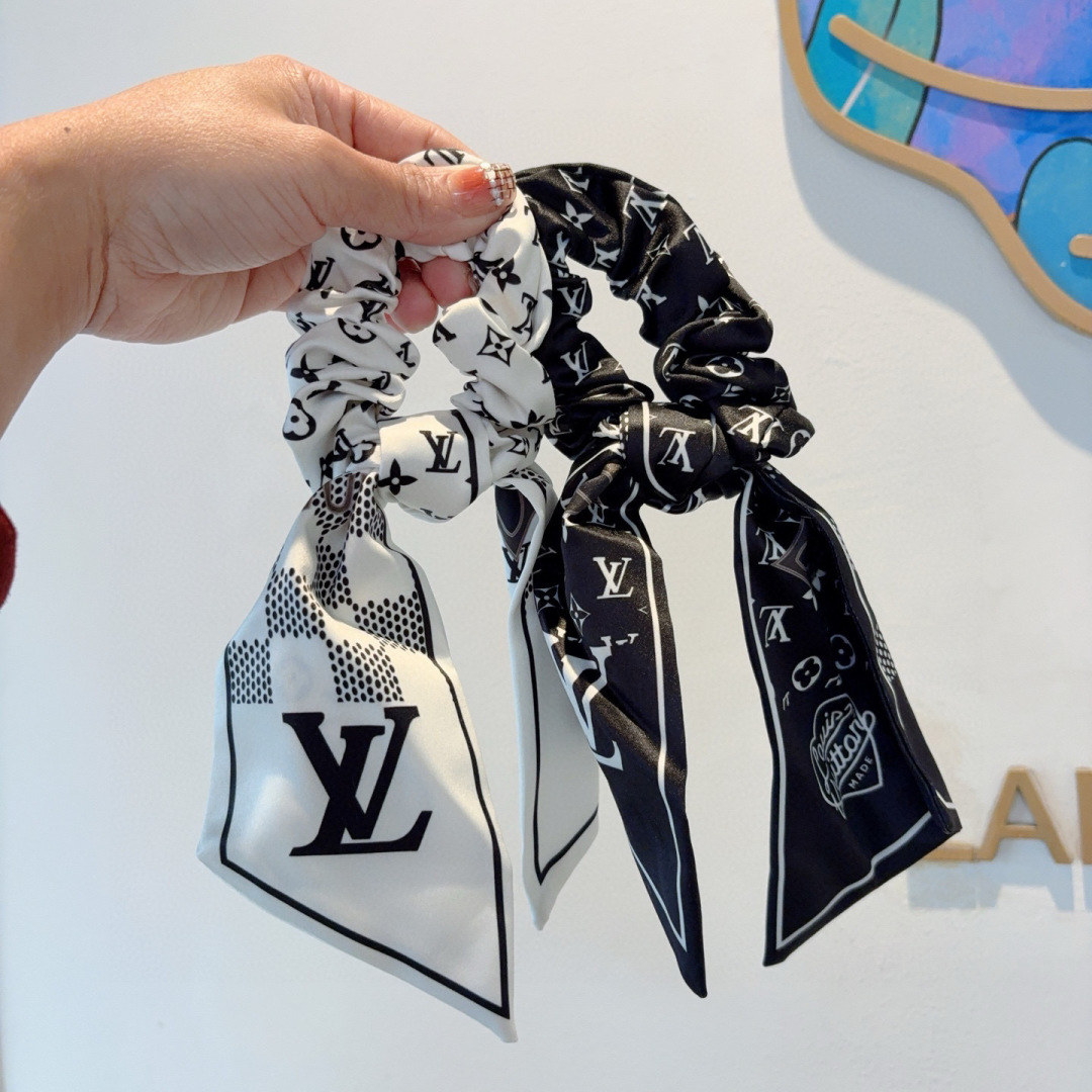 配包装
LV （路易威登）字母飘带马尾发圈 蝴蝶结肠圈，高档韩版皮筋，经典花型设计， 高端大气，名媛范儿
