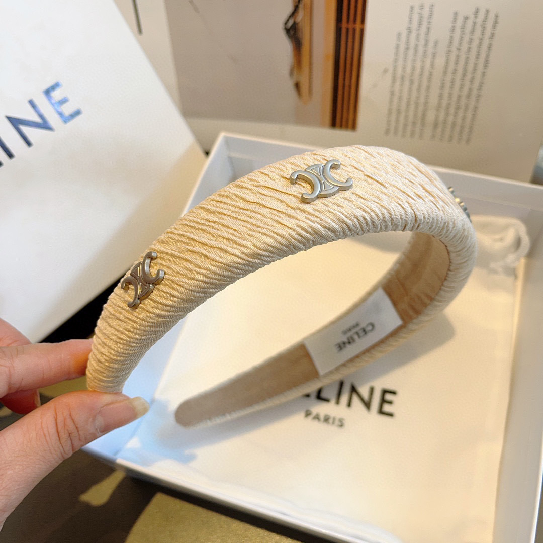 配包装
CELINE（赛琳）官方经典新款螺纹褶皱发箍，女神必备头箍，非常舒时尚百搭，舒适潮流款！