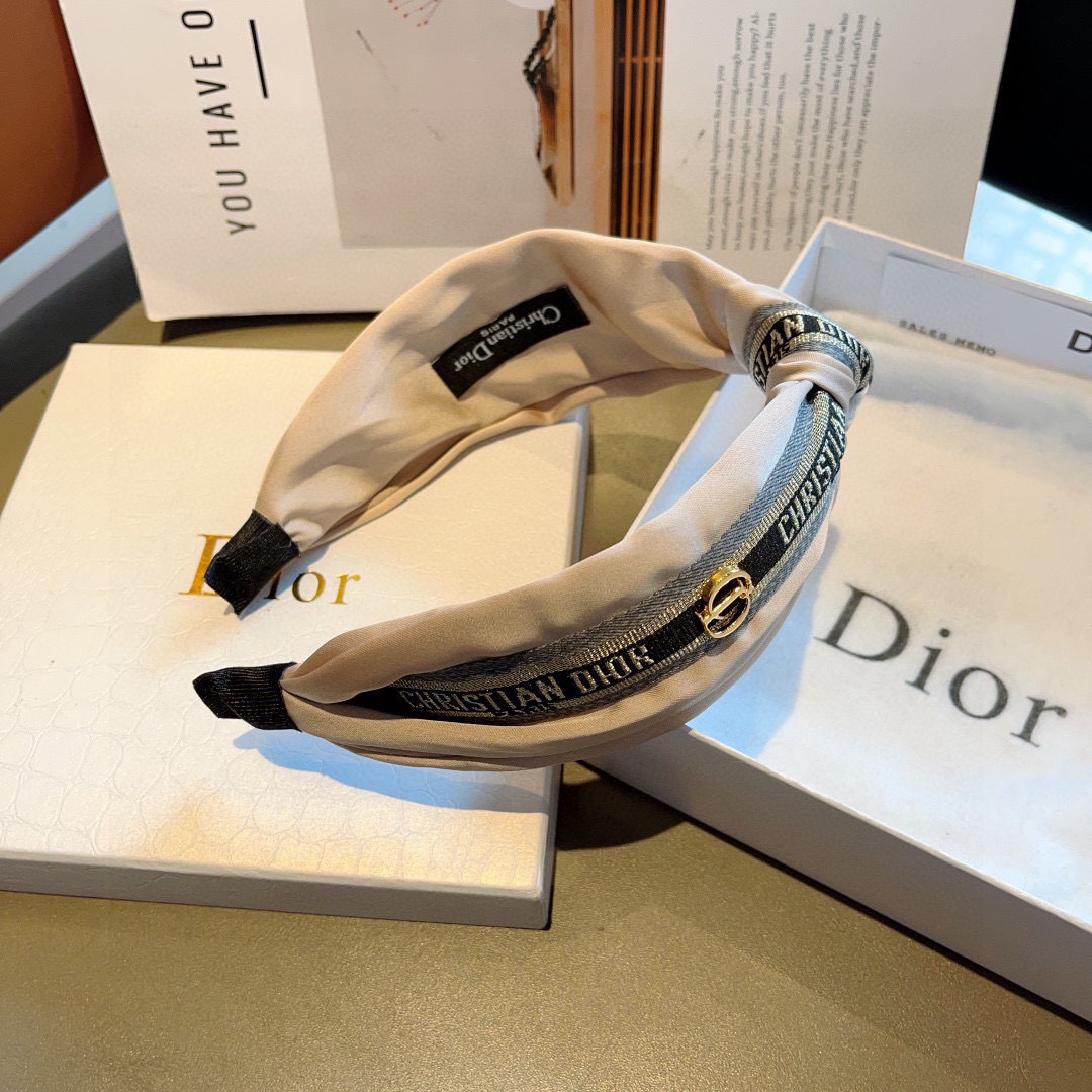 配包装
Dior（迪奥） 火爆新款D字母真丝宽版发箍,专柜品质 让你的魅力绽放 清新淑女范让时尚更简单。