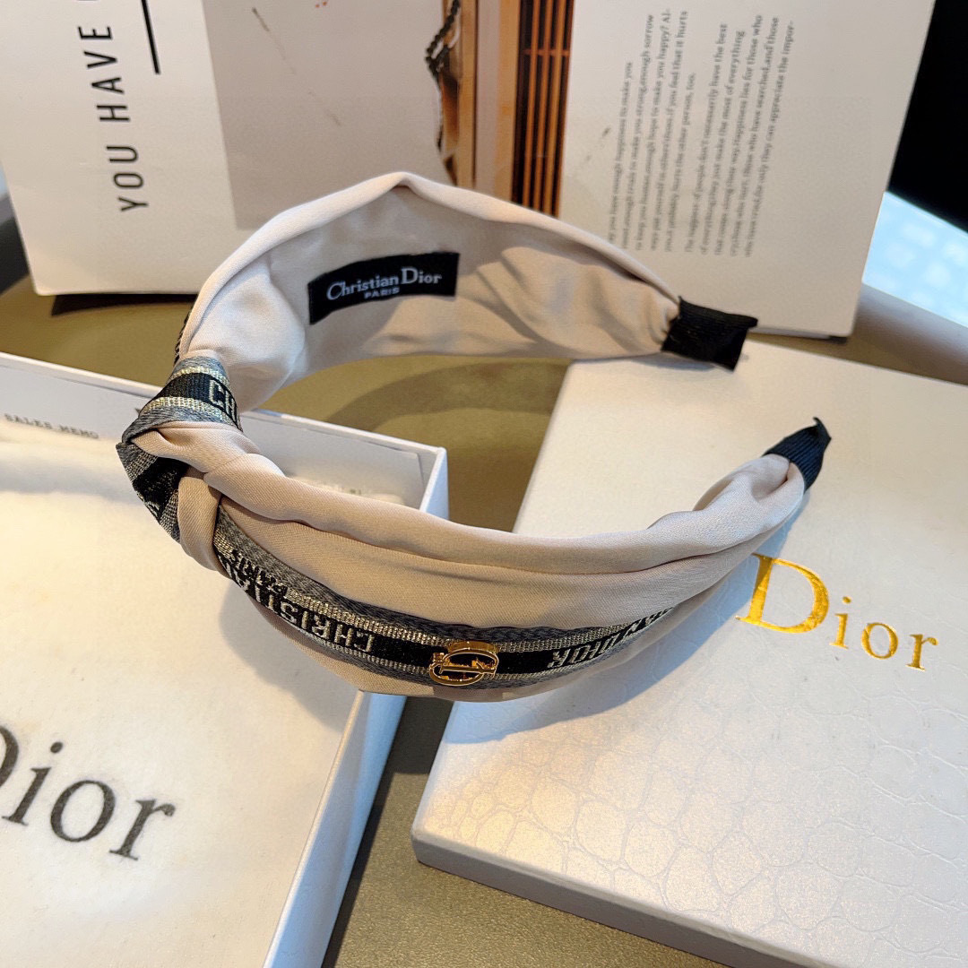 配包装
Dior（迪奥） 火爆新款D字母真丝宽版发箍,专柜品质 让你的魅力绽放 清新淑女范让时尚更简单。