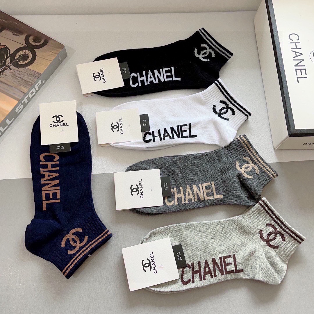 配包装（一盒5双）
CHANEL（香奈儿） 新款高端袜子！爆款字母专柜同步船袜 袜子 💛大牌出街，潮人必